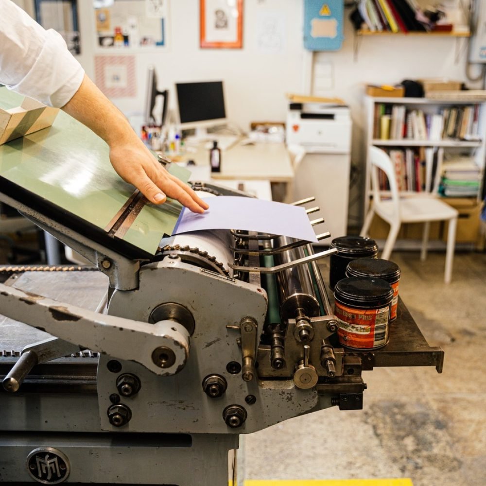Mesin cetak di workshop Zona Printing